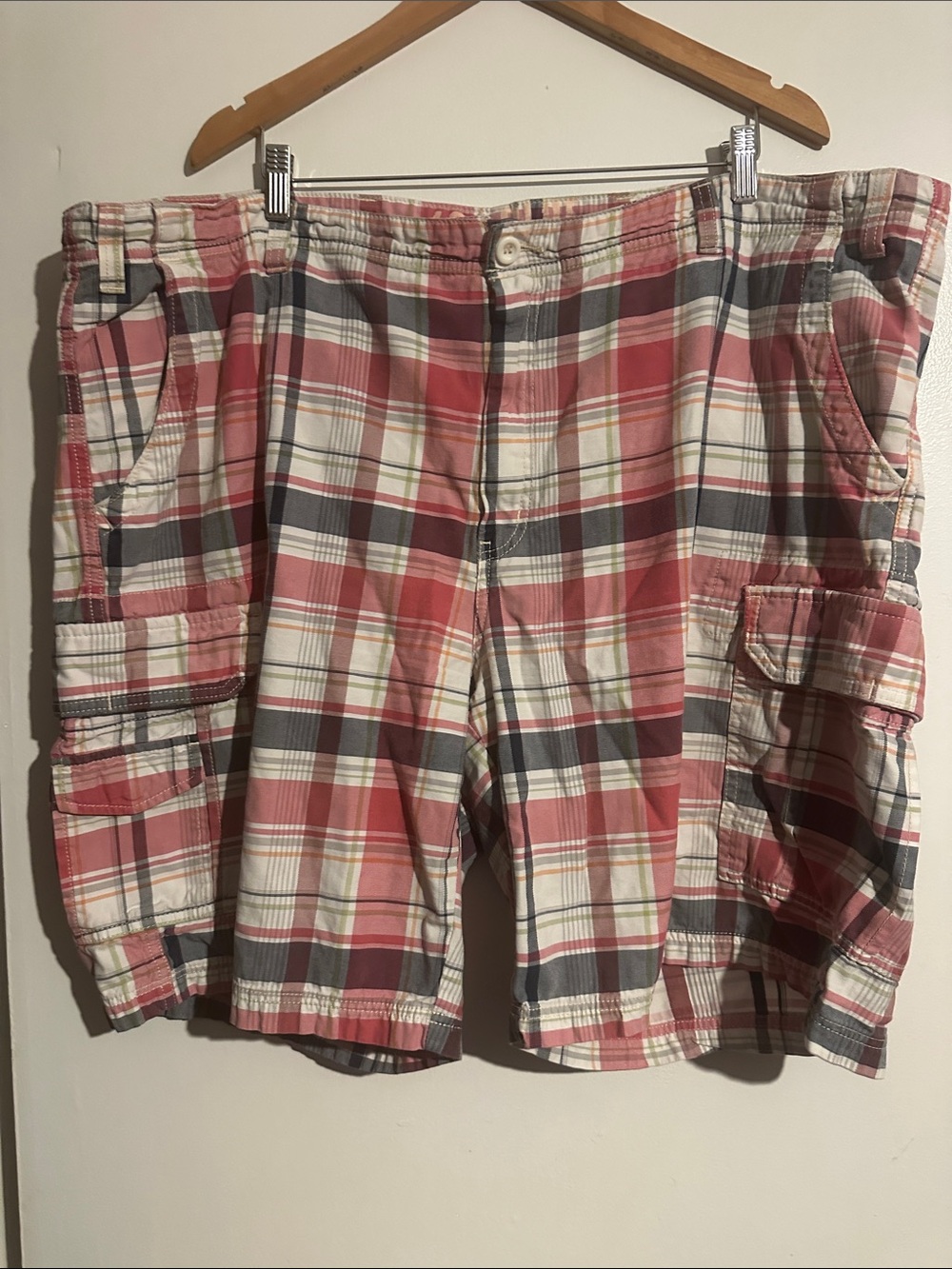 Men's Red Plaid Cargo Shorts - Casual Multi-Pocket Design
